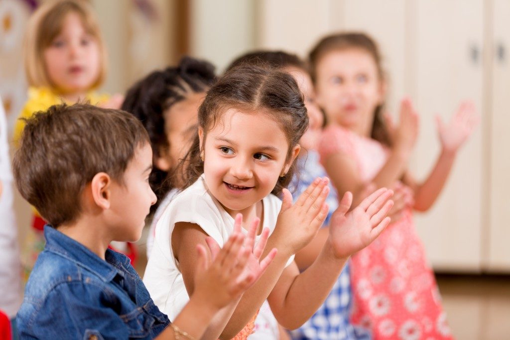 kids clapping while playing simon says