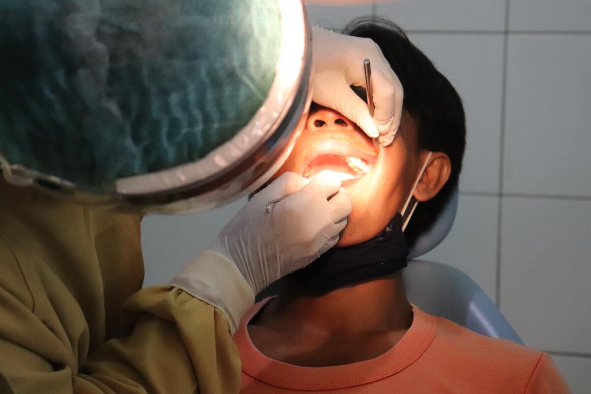 dentist removing tartar 